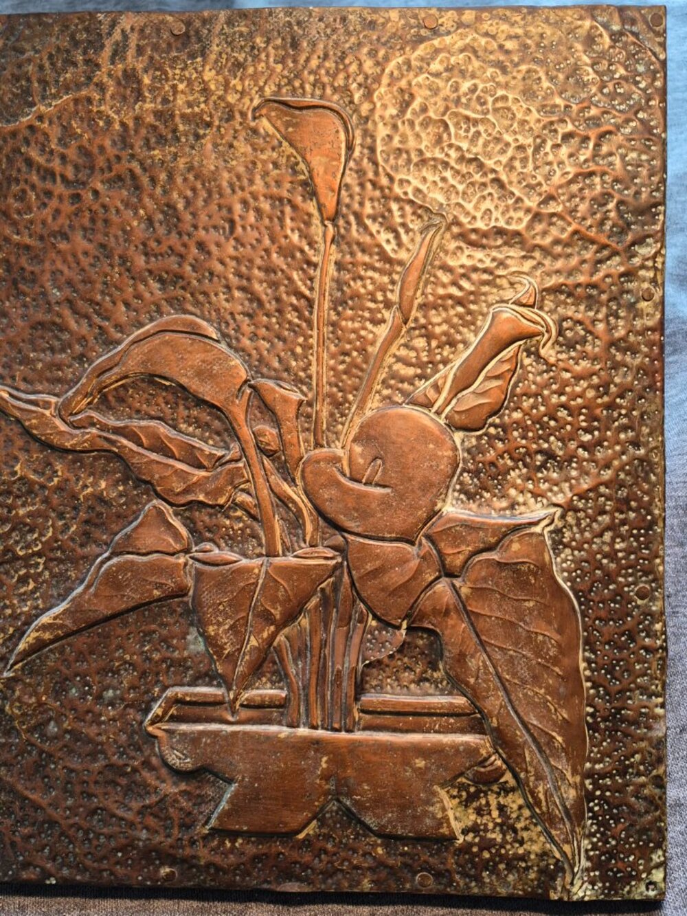 Antique HAND HAMMERED COPPER CALLA LILIES RELIEF PLAQUE SIGNED BY SCHMIDT 1930 - Picture 3 of 14